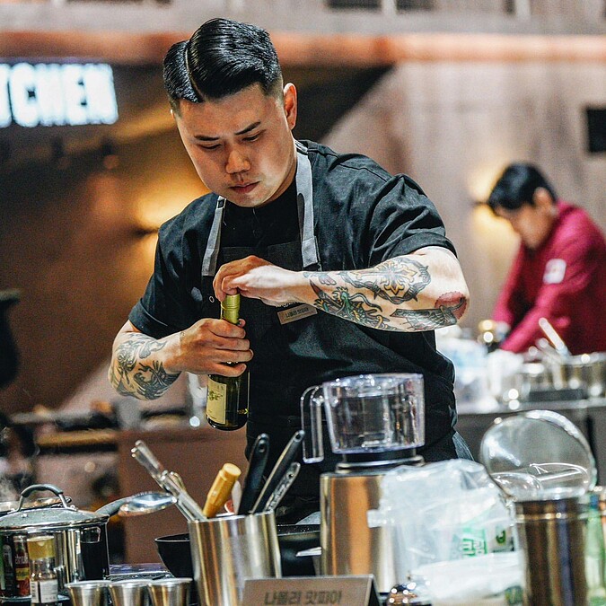 他以首爾人氣餐廳「Via Toledo Pasta Bar」的主廚兼創辦人參賽。