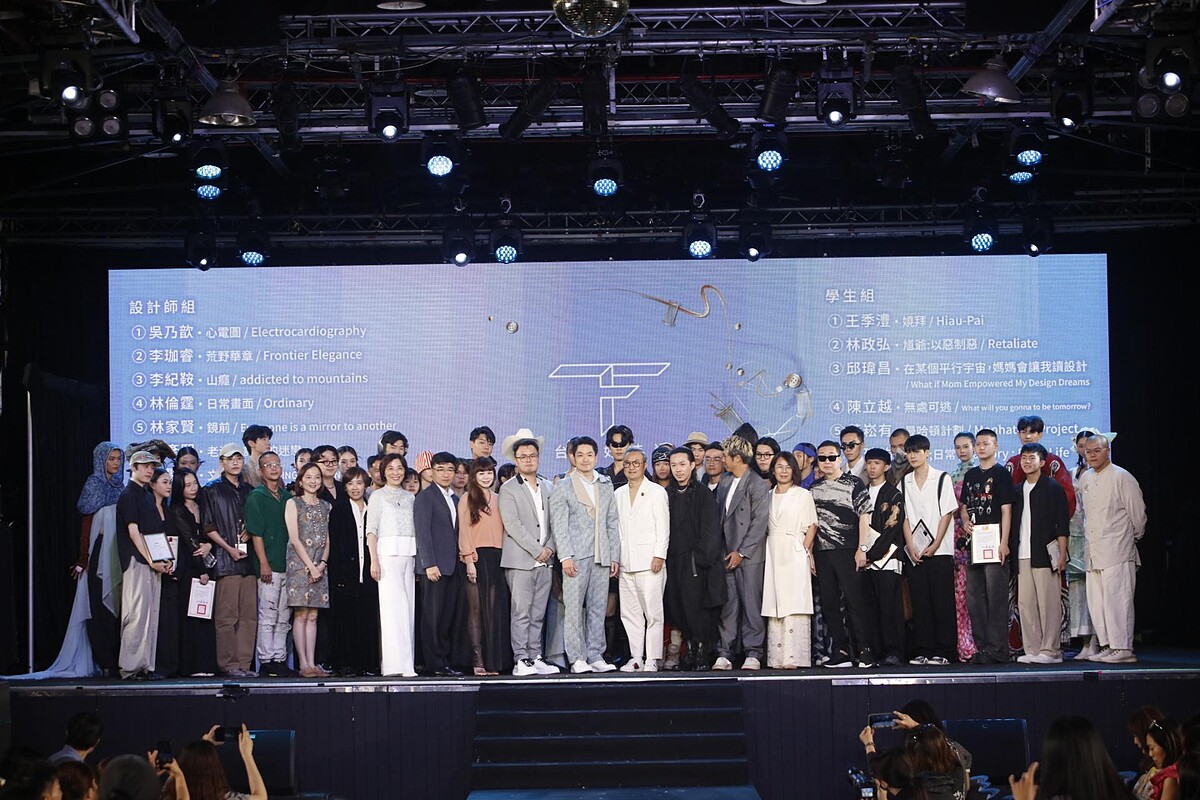 臺北市市長蔣萬安(中)與長官貴賓、評審團及入圍設計師合影。
