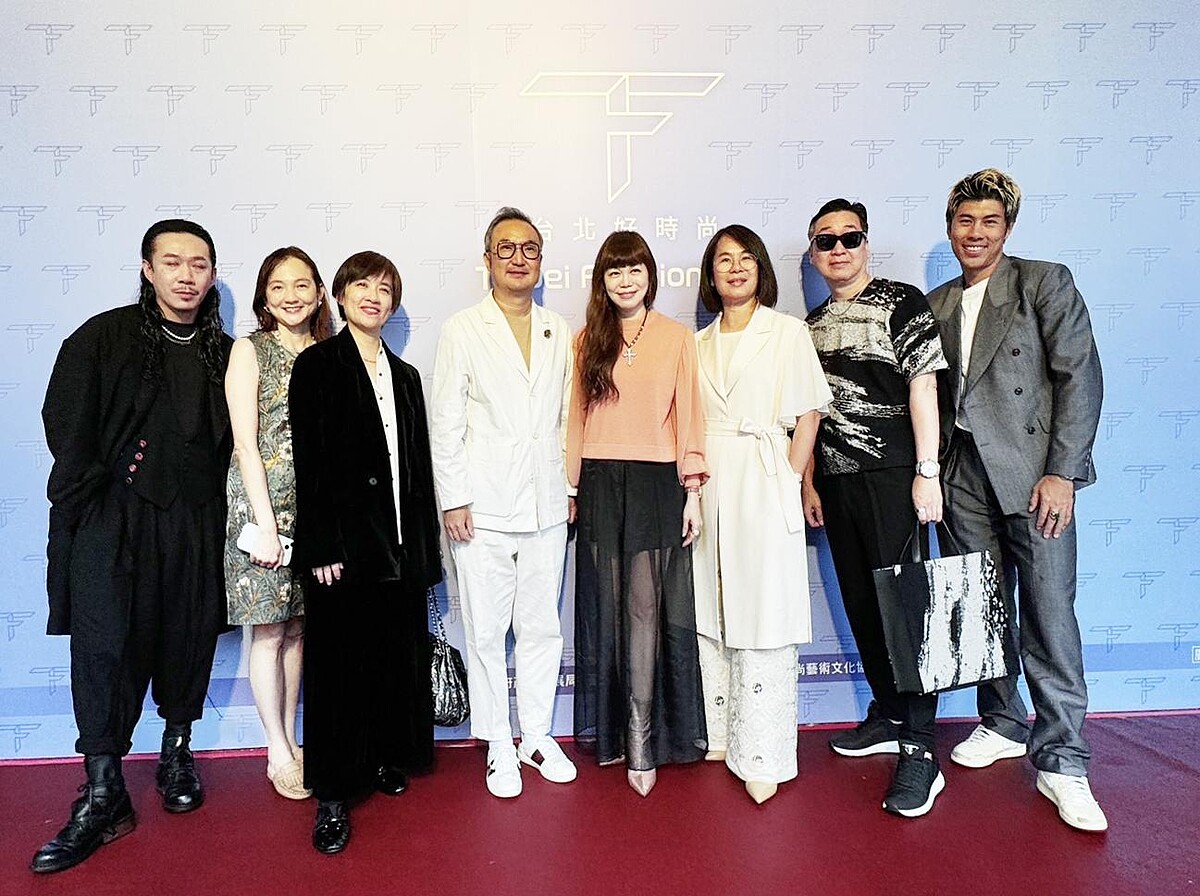 國際時尚藝術文化協會理事長溫筱鴻(右4)與本屆評審團全體合影