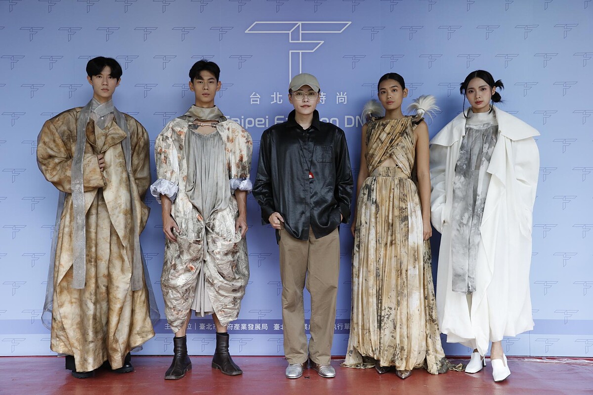 金獎得主設計師陳聖元及其作品。