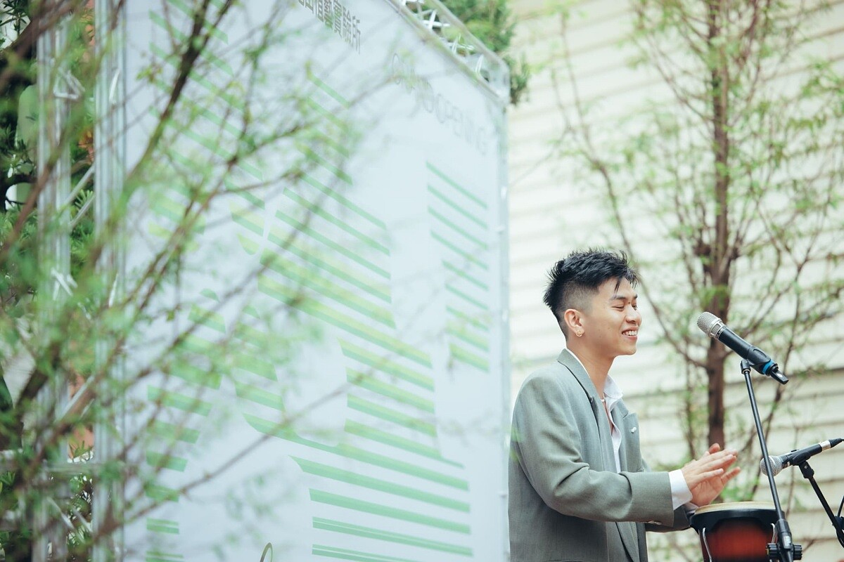 鼓手兼創作歌手雷擎為開幕獻唱。