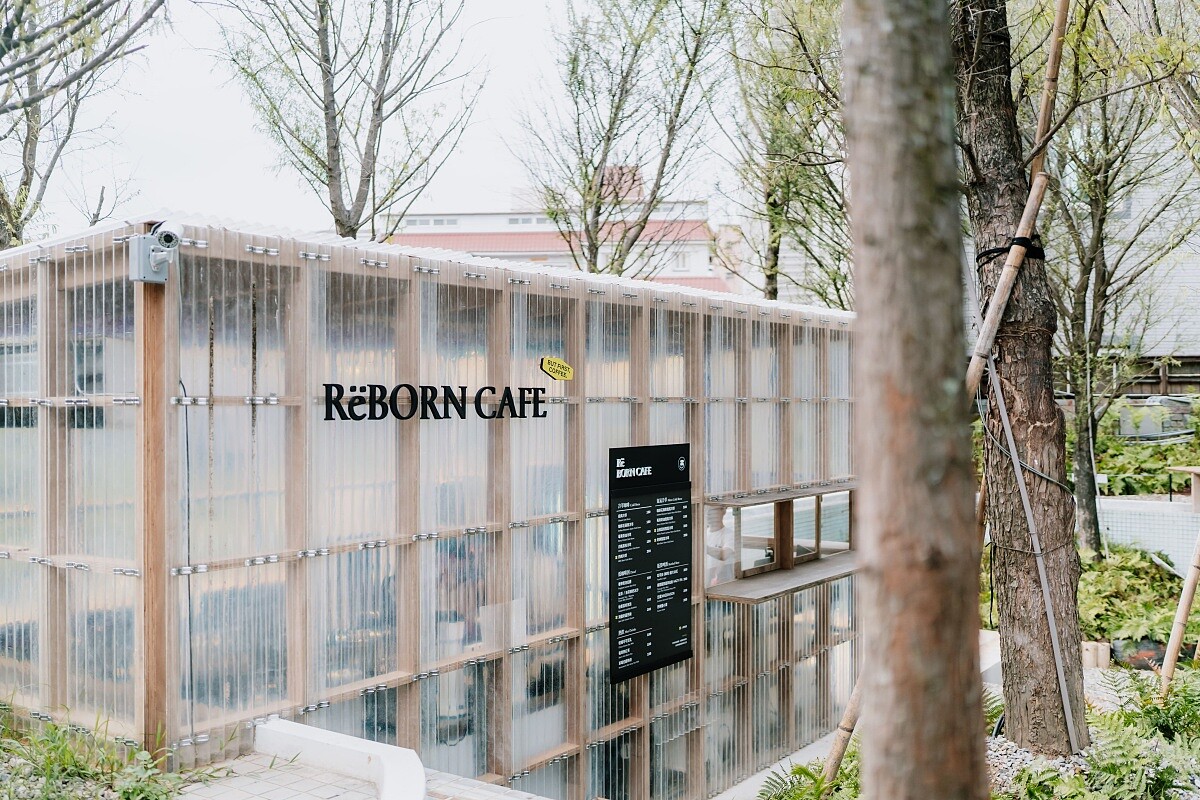 「R&euml;BORN CAFE」。