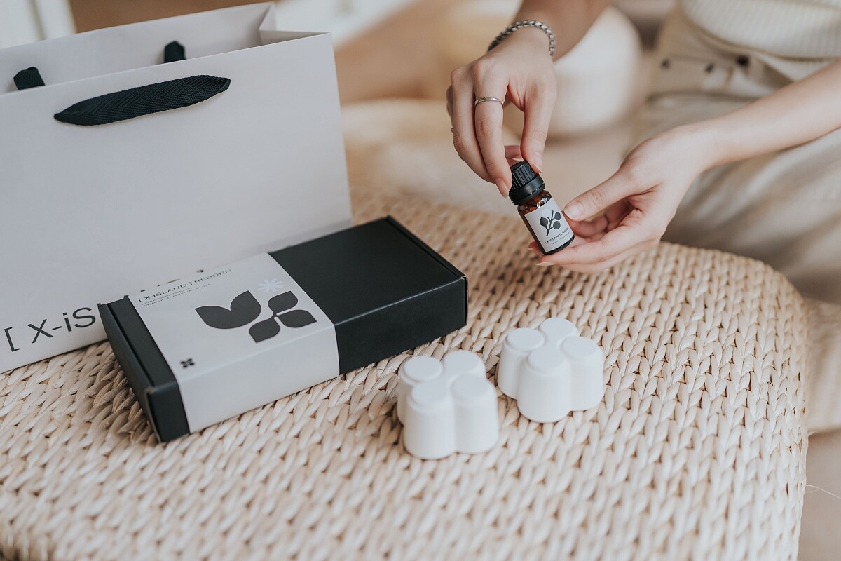 主調以「老松」為主，散發深沉的木質香氣。