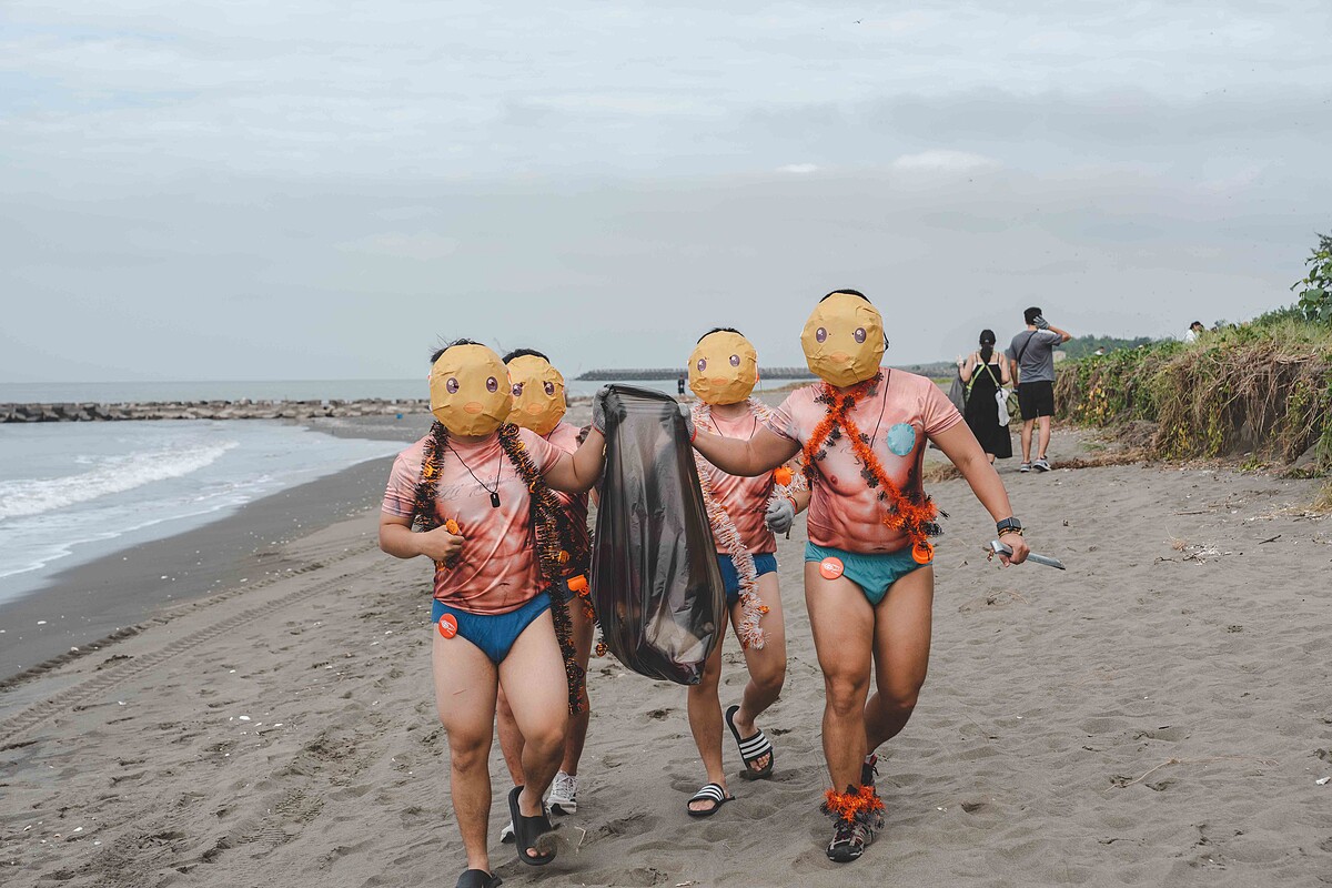 浪人祭最負盛名的趣味淨灘活動,號召眾多樂迷扮裝參加