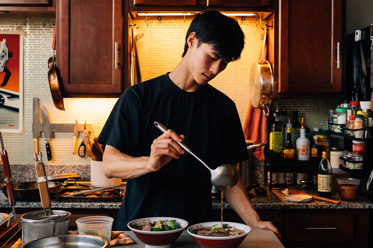 來自美國威斯康辛州麥迪遜市的 Lucas Ho，22歲，並有個親切、充滿祝福的中文名字&mdash;「賀禮」。