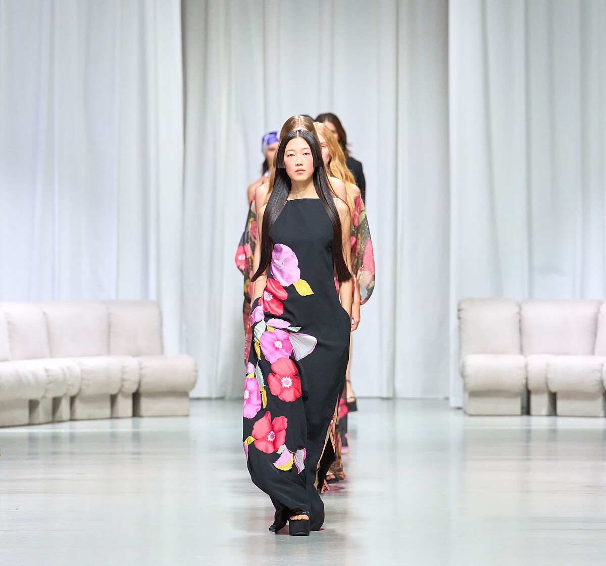 Leonard Paris春夏作品重返性感又優雅的60、70黃金年代，運用大量的古希臘元素，彷彿踏上一段地中海之旅。