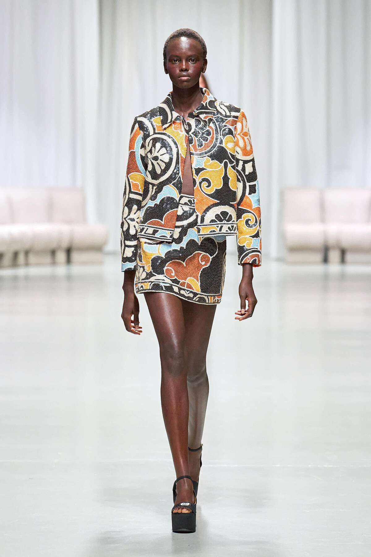 綴有閃亮馬賽克亮片的迷你結構套裝，令人驚艷。