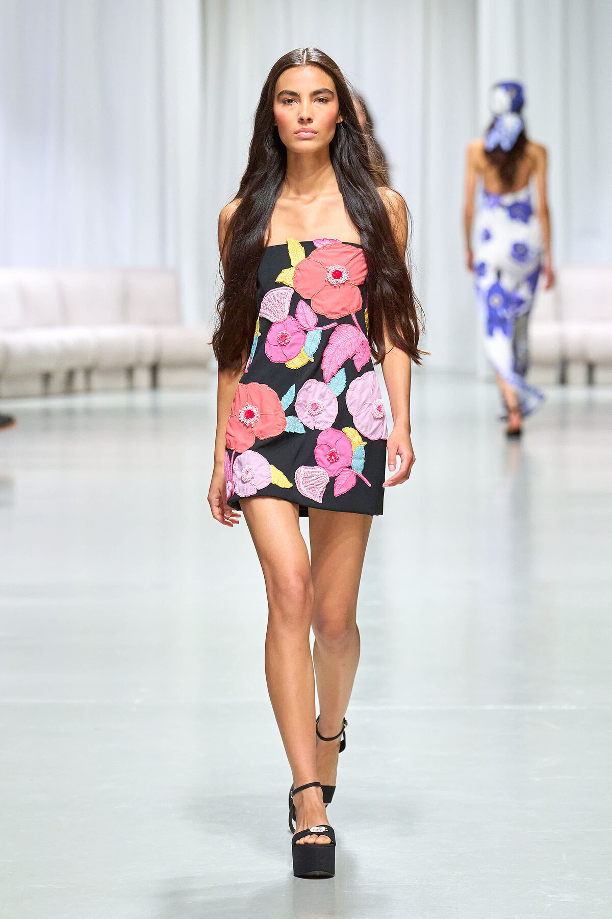 本季印花以品牌60年代發表的罌粟花圖騰為主題 以全印花形式展現並應用於刺繡圖案中。