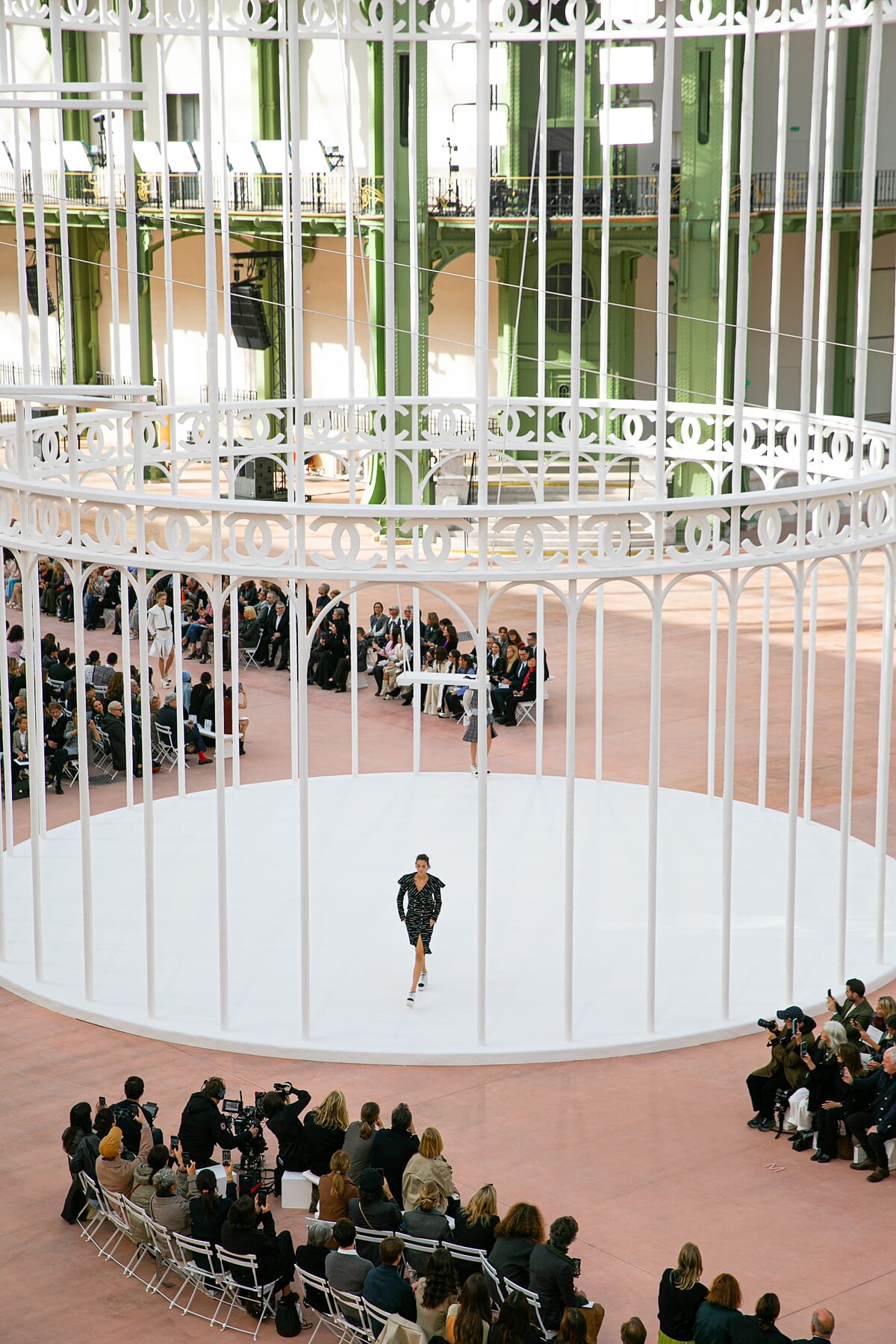 Chanel2025春夏回歸巴黎大皇宮正廳Nave發布最新春夏系列。