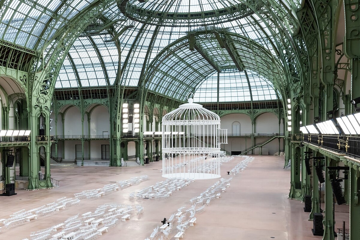 Chanel2025春夏秀場在大皇宮打造一座白色的巨型鳥籠。