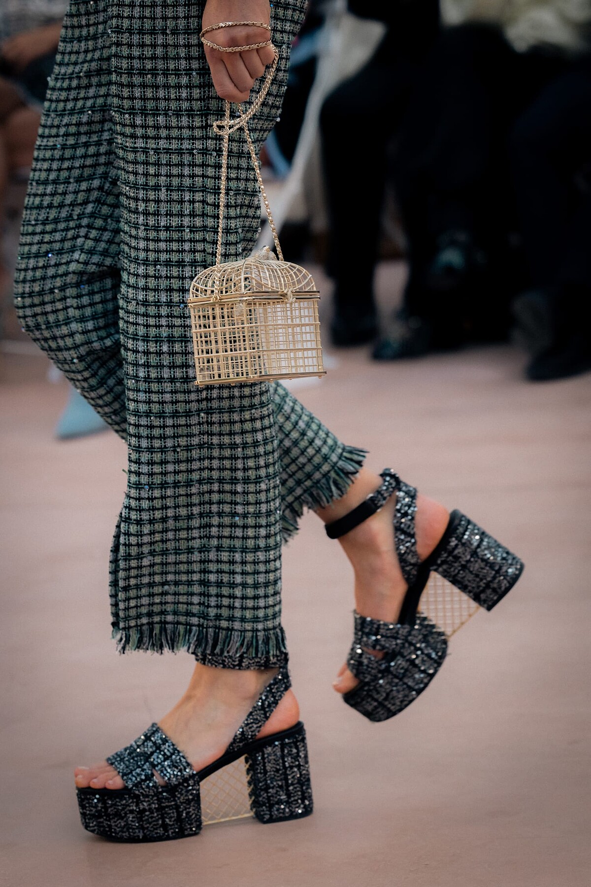 Chanel2025春夏系列推出大皇宮鳥籠包款。