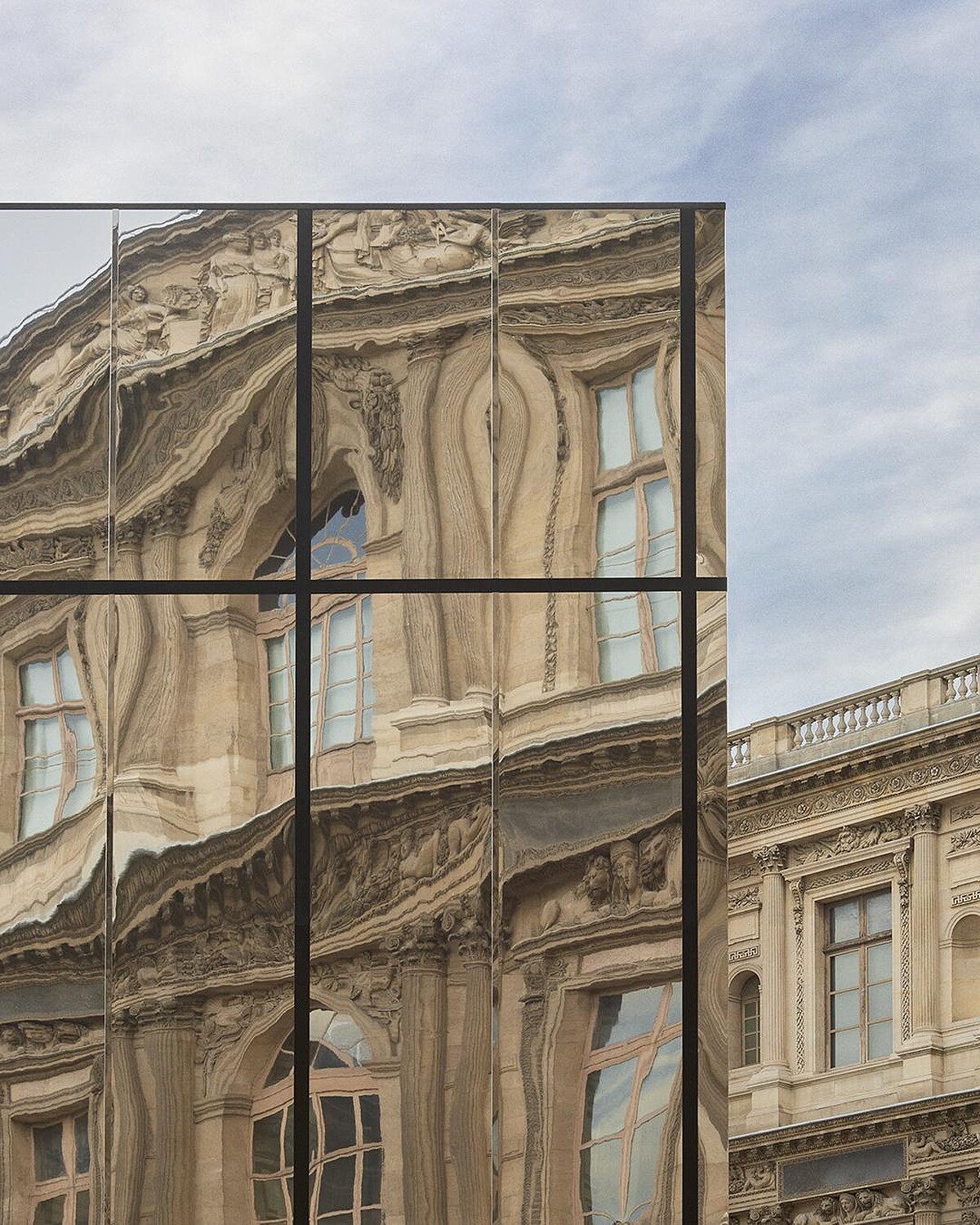 Louis Vuitton於當地時間晚間七點在羅浮宮卡利庭院（Cour Carr&eacute;e）隆重登場。