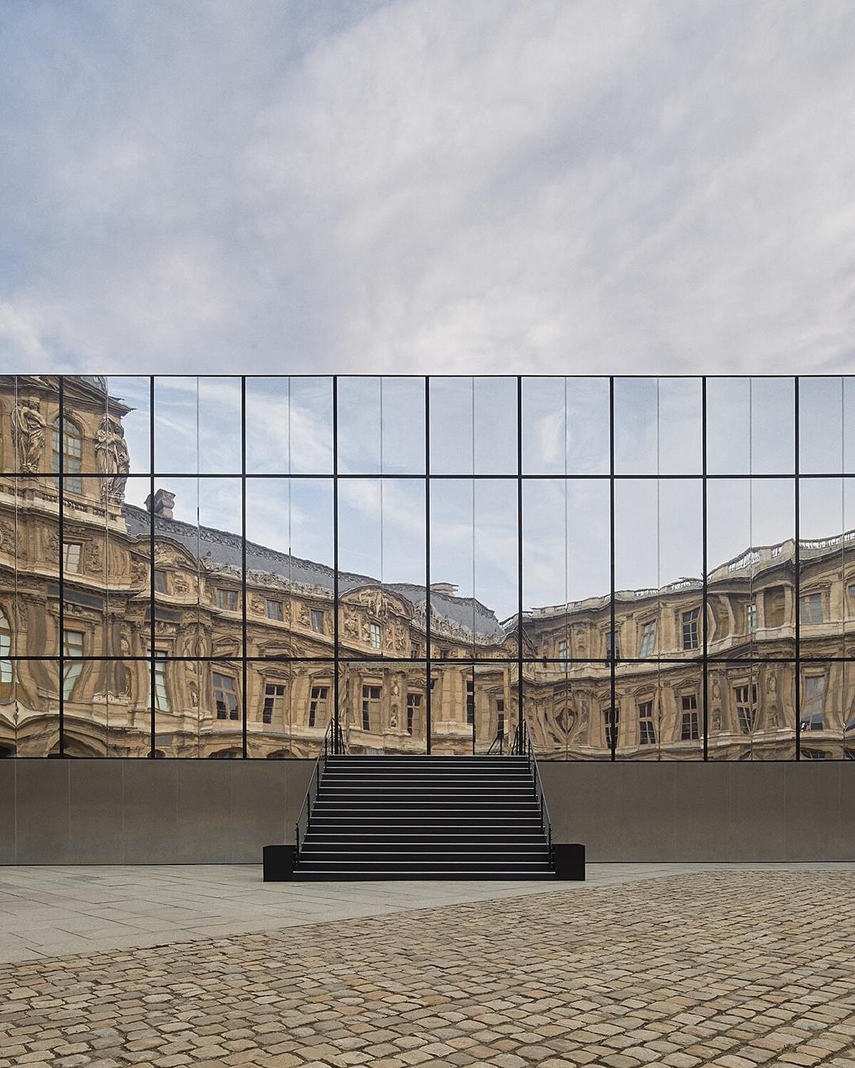 Louis Vuitton在羅浮宮卡利庭院（Cour Carr&eacute;e）發表2025春夏女裝。