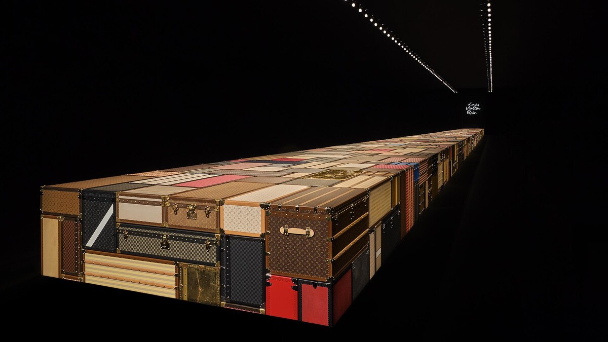 LV秋冬大秀的電動式的伸展台，高度可達90公分，非常驚人。