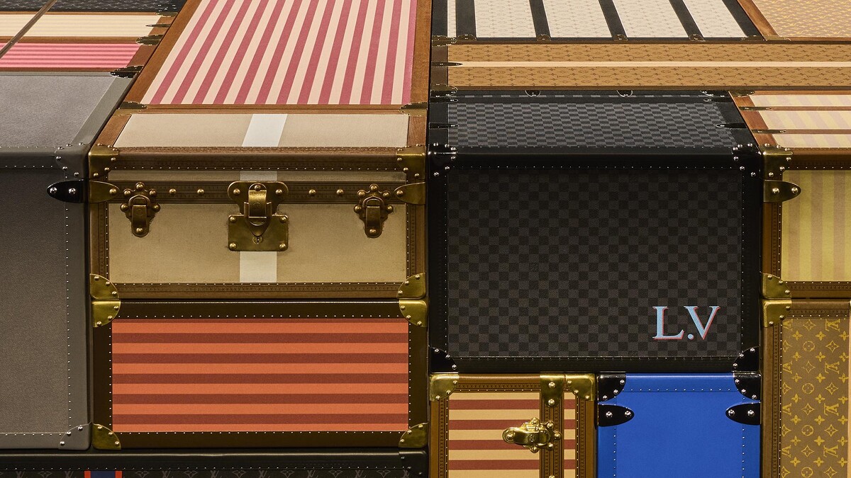 LV秋冬大秀打造集結硬箱的電動式伸展台，非常壯觀。