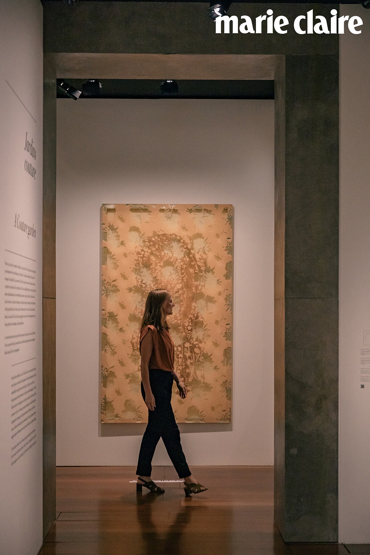 Elsa Janssen 向我們介紹客座藝術家 Sam Falls 的畫作。