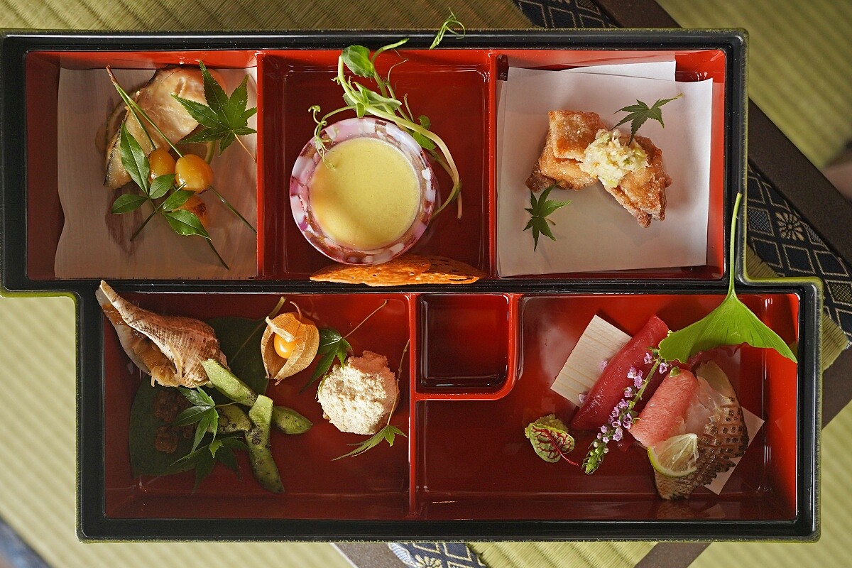 開場的「八寸」展示了其不凡的美感。