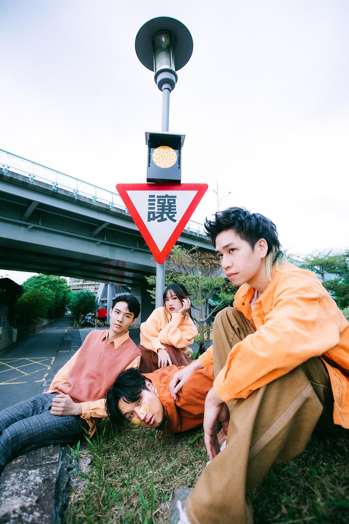 2024「誠品Fun聲」第二檔由超人氣新生代搖滾樂團體「庸俗救星」於11/23接棒，跨界特邀「Who Cares 胡凱兒」樂團的鼓手兼小提琴手小布推出限定合作曲目。