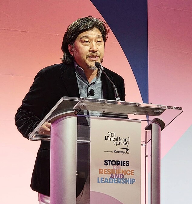 參與2021年詹姆斯比爾德獎現場。