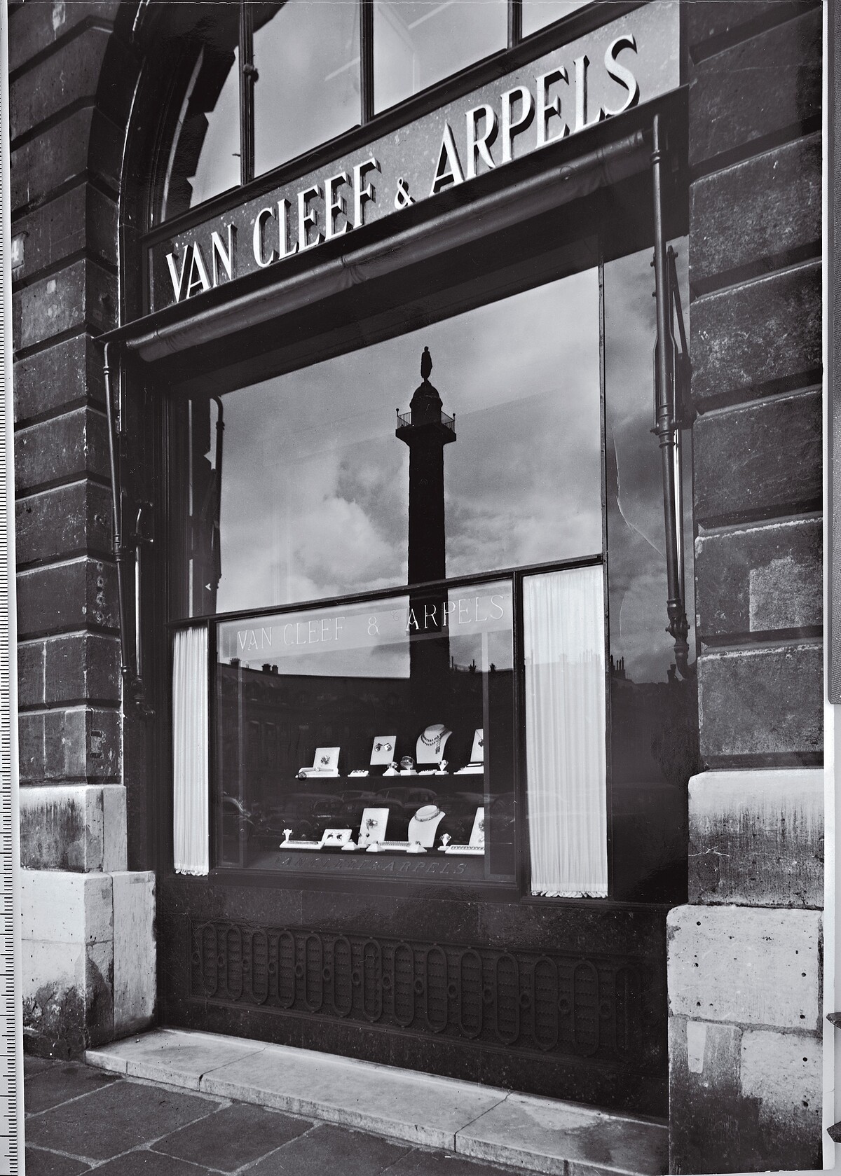 Van Cleef & Arpels梵克雅寶位於芳登廣場的櫥窗,約1955年_Van Cleef & Arpels Archives