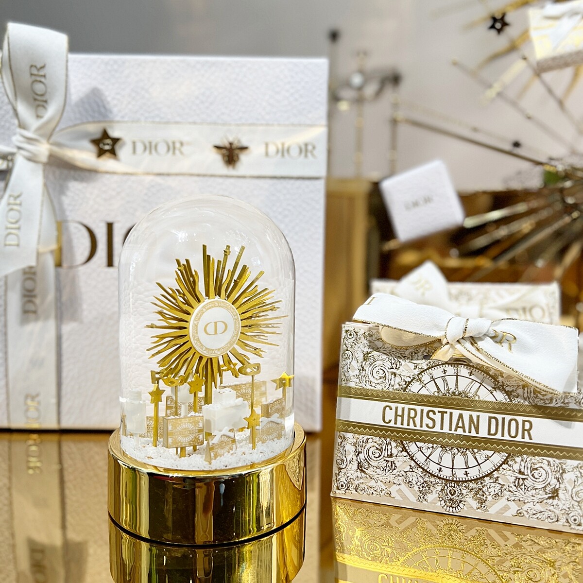 只送不賣的迪奧金燦凡爾賽金緻水晶球。