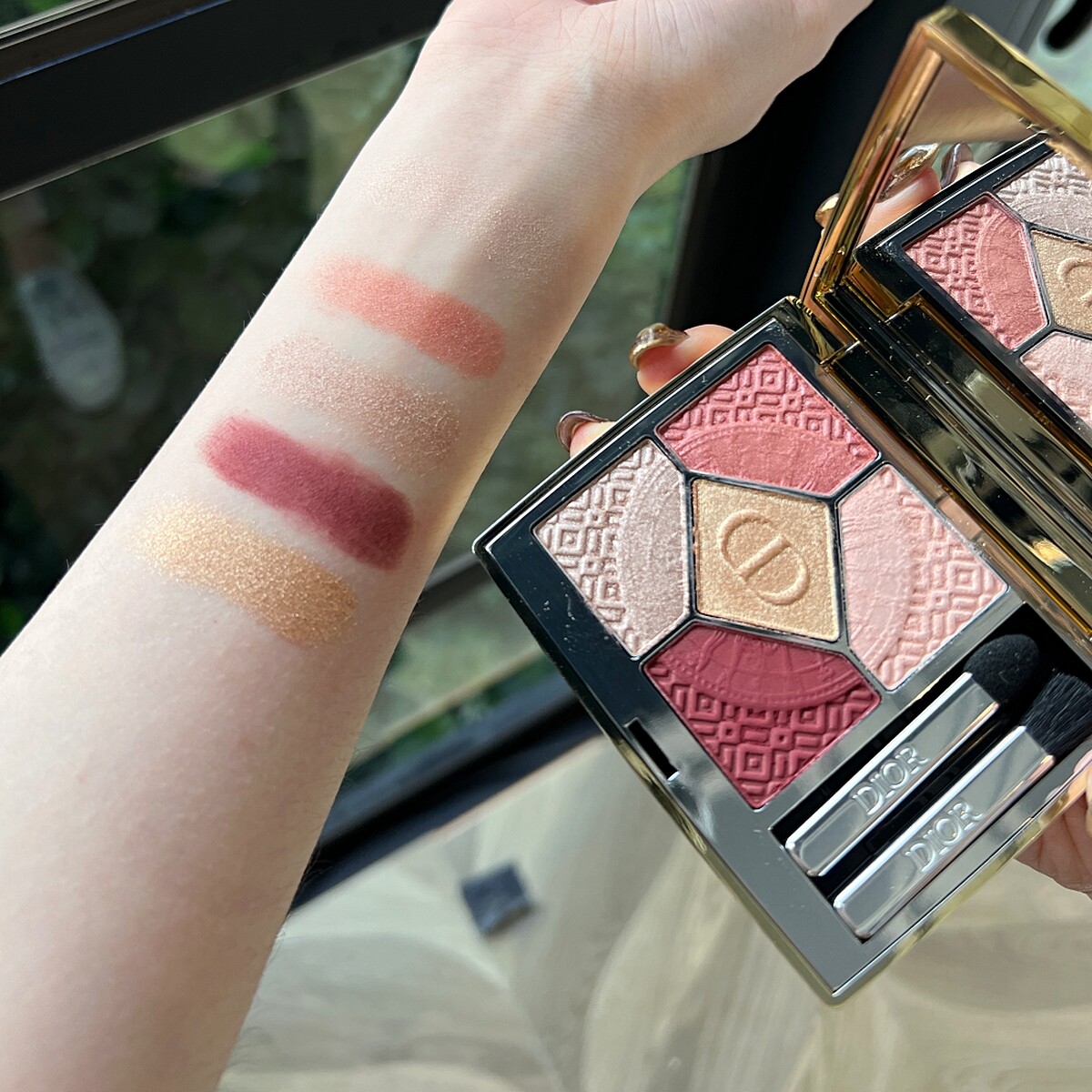 迪奧經典五色眼影金燦凡爾賽#643手部試色。