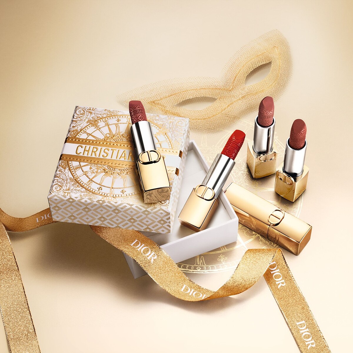 迪奧藍星唇膏 金燦凡爾賽(左至右) #188豆沙裸棕 #999經典正紅、#217奶咖玫瑰、#720豆沙紅棕，NT$1750。
