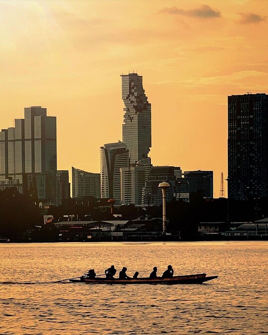 「大京都大廈」（King Power Mahanakhon）由德國籍建築師 Ole Scheeren 操刀設計。