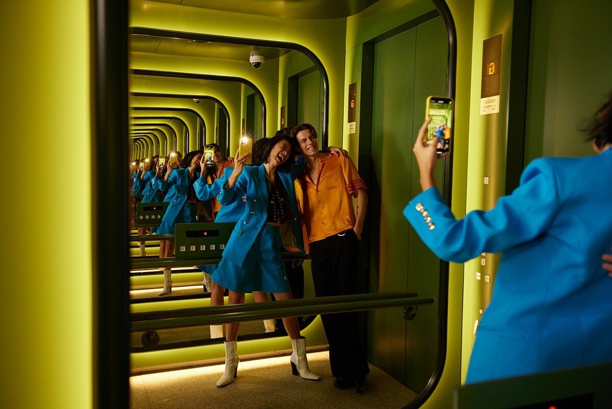 彷彿《廣告狂人》（Mad Men）的復古場景中。