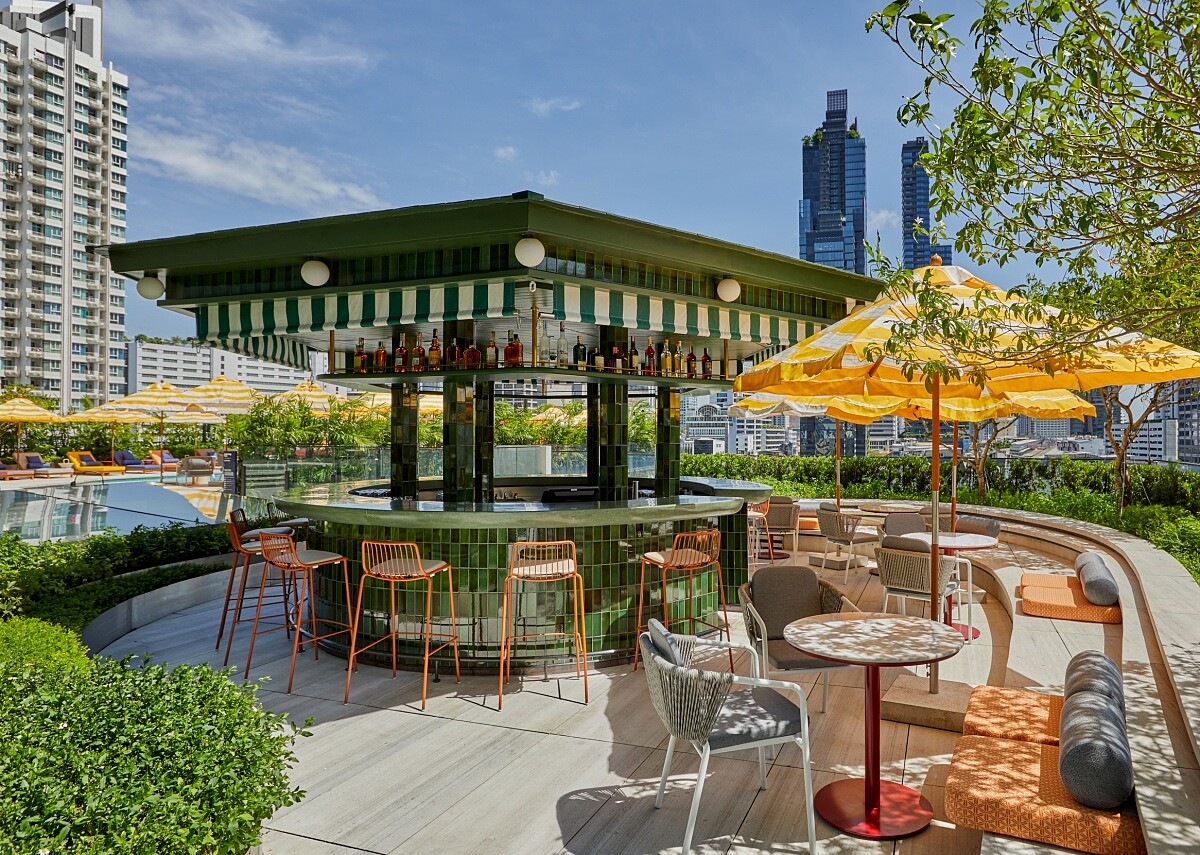 融合植栽綠意的池畔吧台。