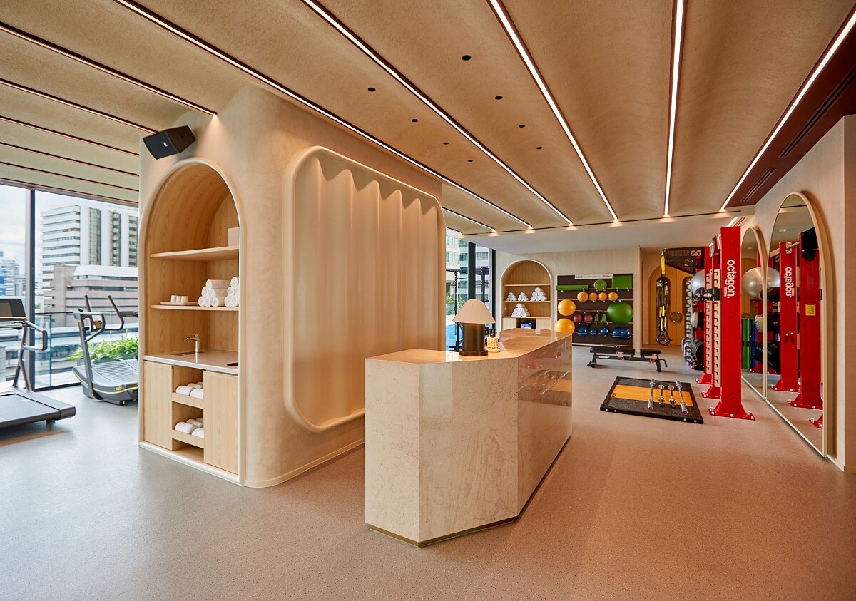 24小時開放的專業健身房空間。