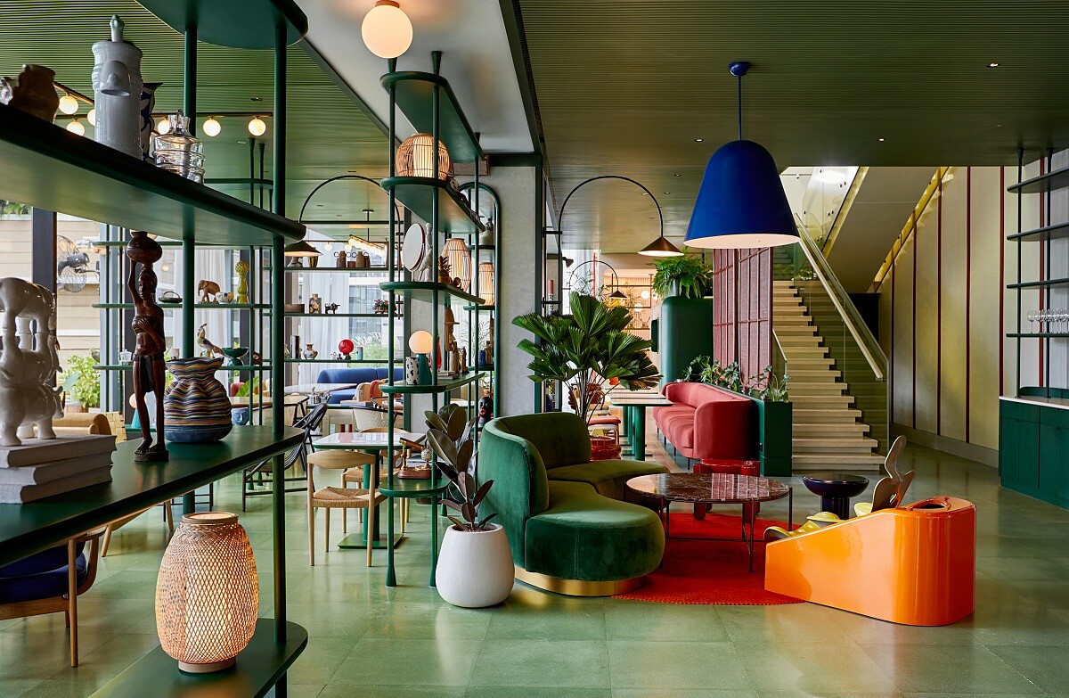 「The Parlour」空間延伸自大廳風格，卻以明亮的黃、深沈穩重的綠劃分。