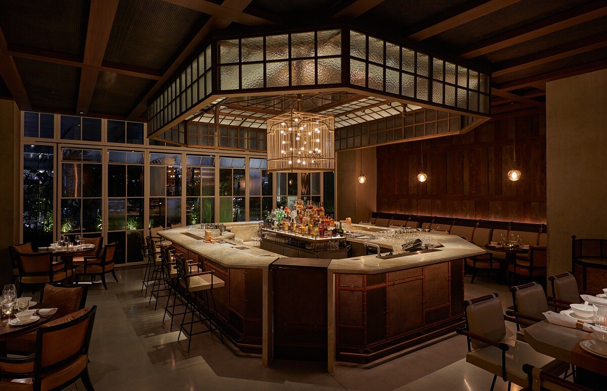 醒目的八角形島吧台供應亞洲風味的雞尾酒。