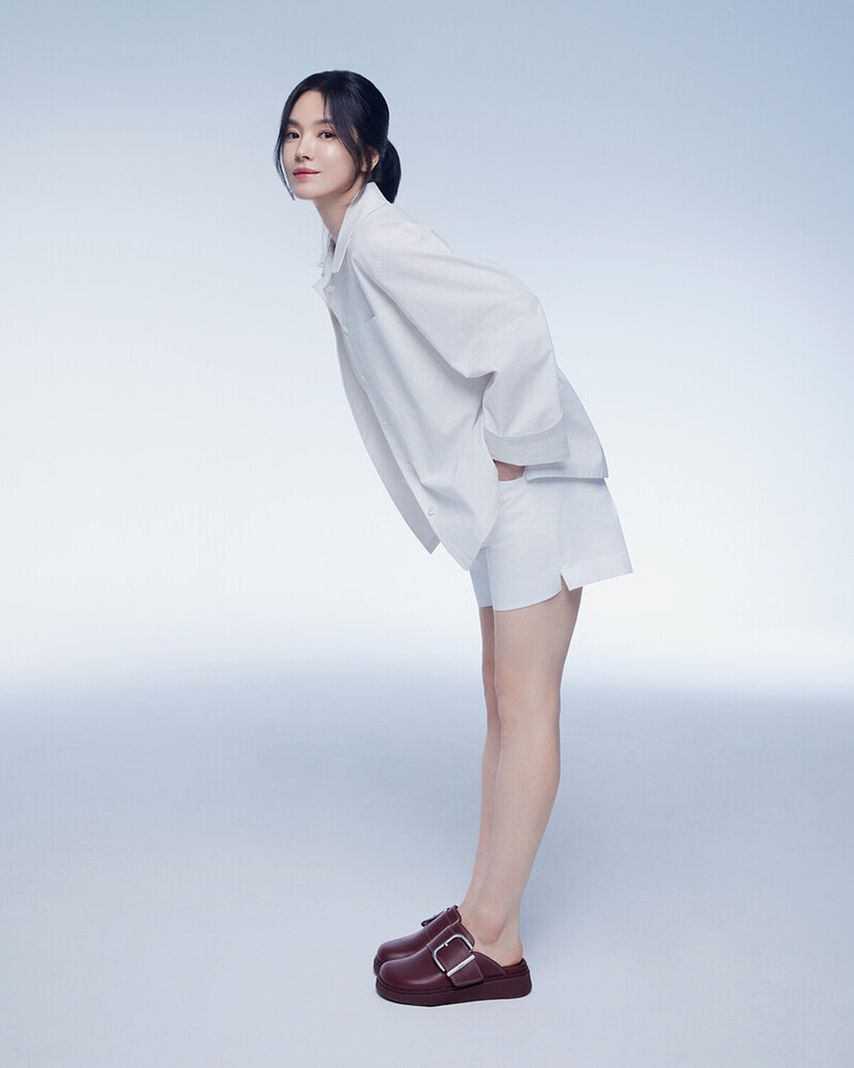 GEN-FF大釦環撞色縫線皮革木屐鞋(酒紅色),NT6,950。