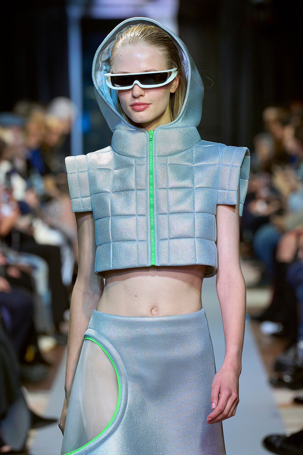 Pierre Cardin2025春夏系列延續太空裝議題，設計科技感十足的系列。