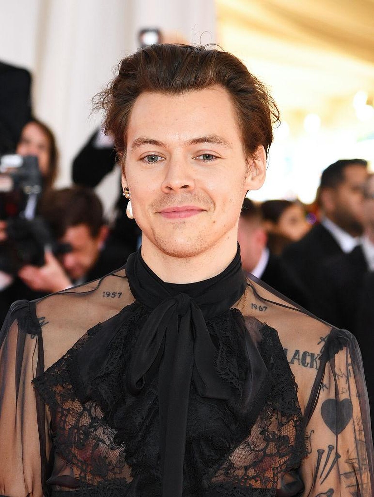 2019 年 Met Gala 典禮，Harry 以一身黑透膚洋裝搭配珍珠耳環優雅亮相。
