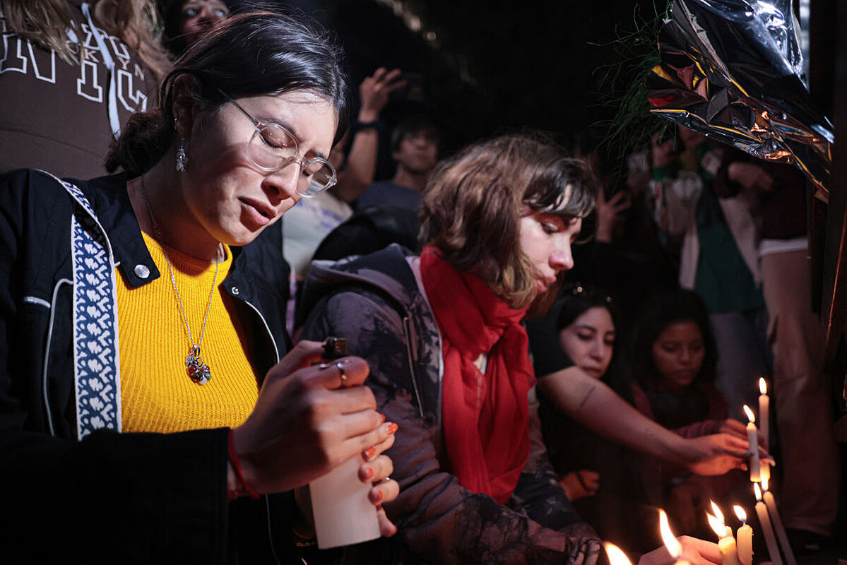 Liam 的粉絲們齊聚哀悼並祈禱。