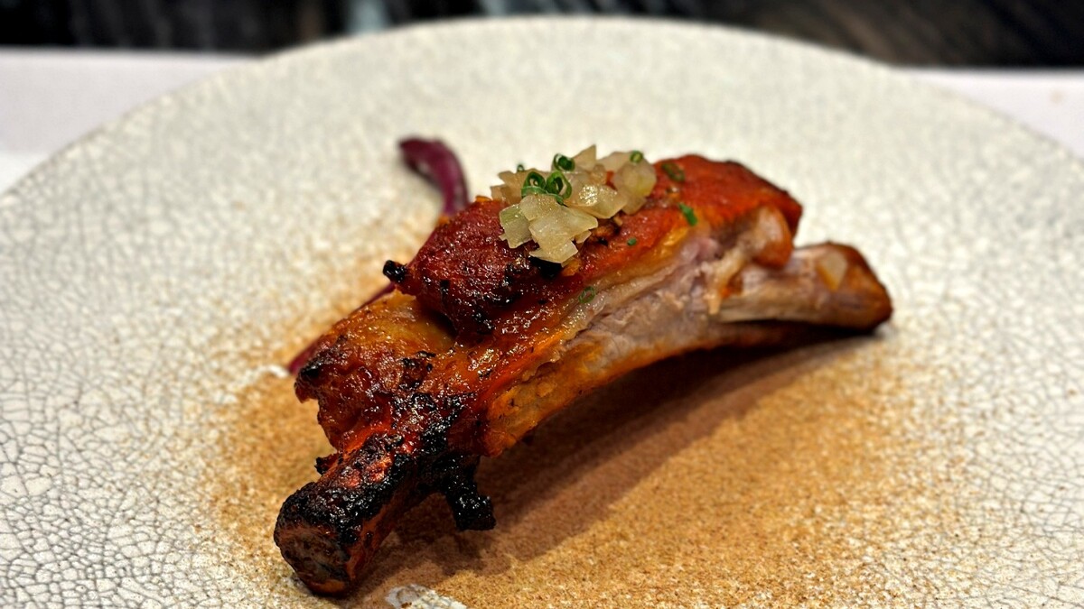 醬燒蜜椒豬肋排為「潤」中餐廳招牌菜色之一