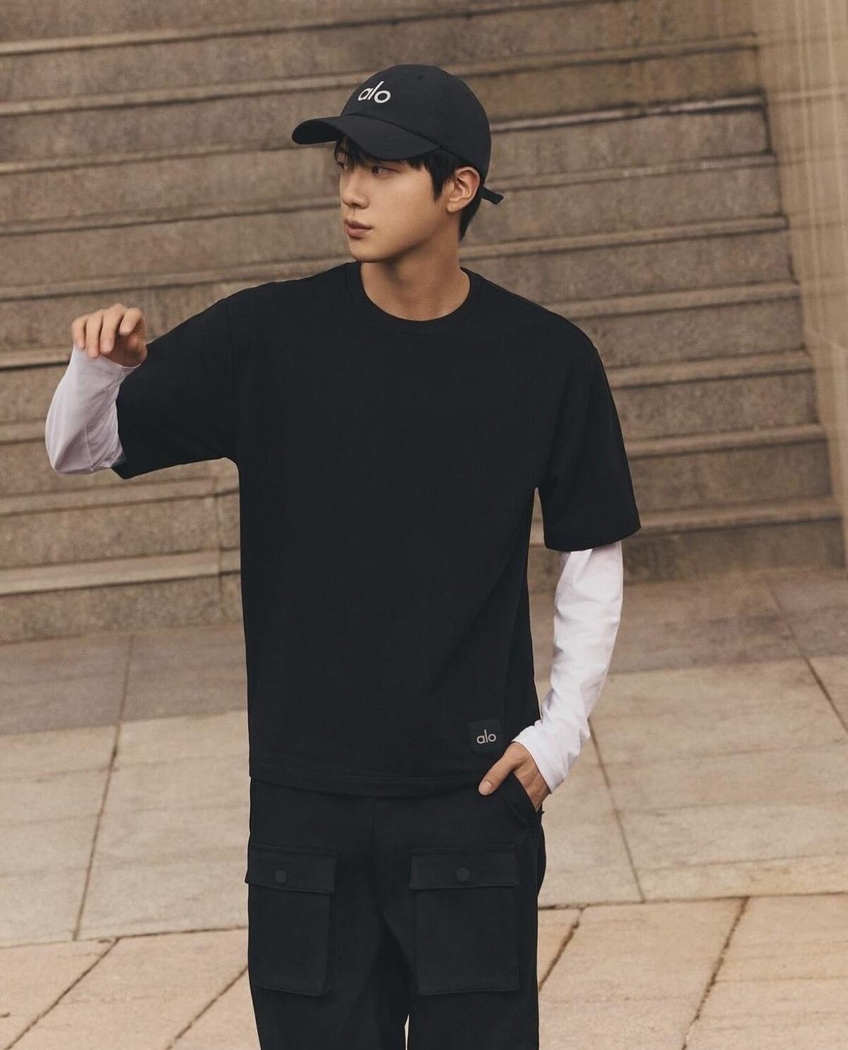 Jin加入Alo Yoga傳遞正念生活。