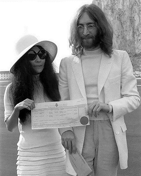 John Lennon(約翰藍儂)與Yoko Ono(小野洋子)也是LINDA FARROW的愛用者。