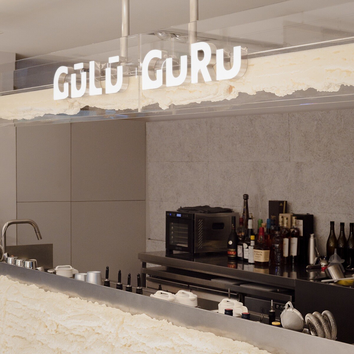 「GŪLŪ GURU」信義店，與具備侍酒師、唎酒師、侍茶師資格的 Thomas Kao 聯手合作。