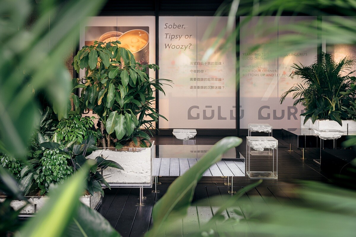 空間延續了創始店的簡約風格，由「Mizuiro 水色設計」操刀設計。