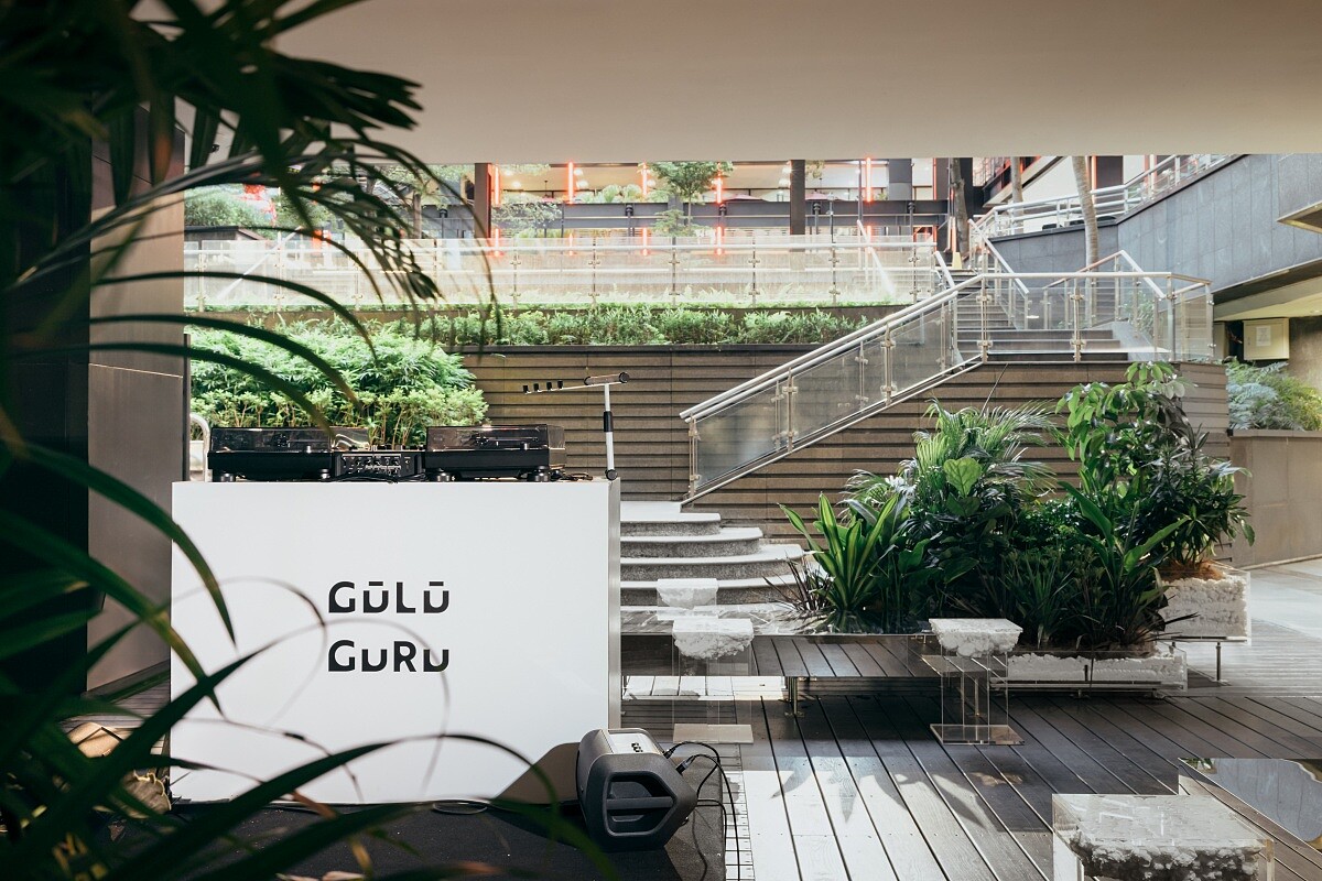 「雲海」而來的靈感，讓戶外露臺與流暢的動線連接至信義香堤大道。