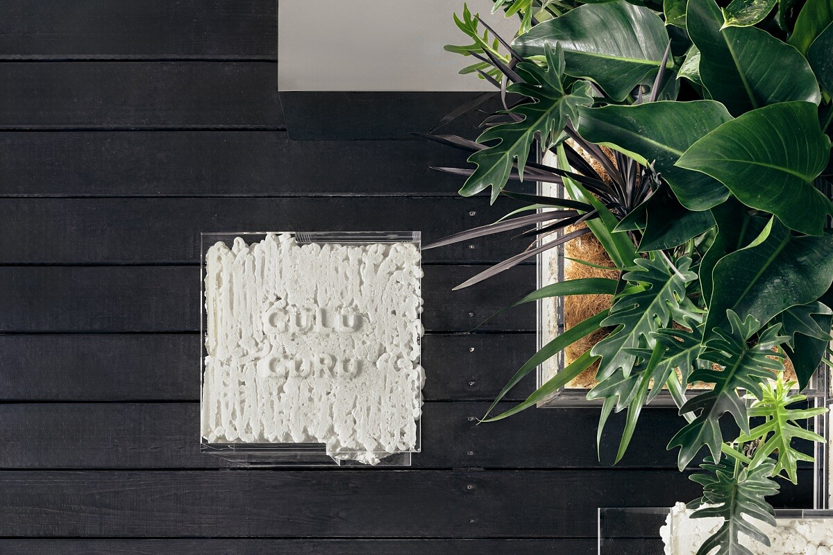 綴以大量綠色植栽。