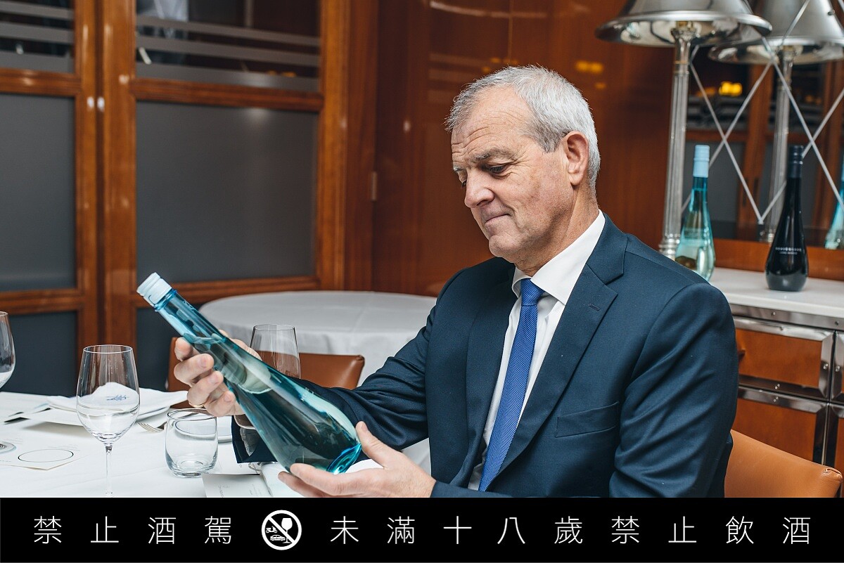 釀酒大師 R&eacute;gis Camus 於2016年首次將香檳的調配工藝導入清酒世界。