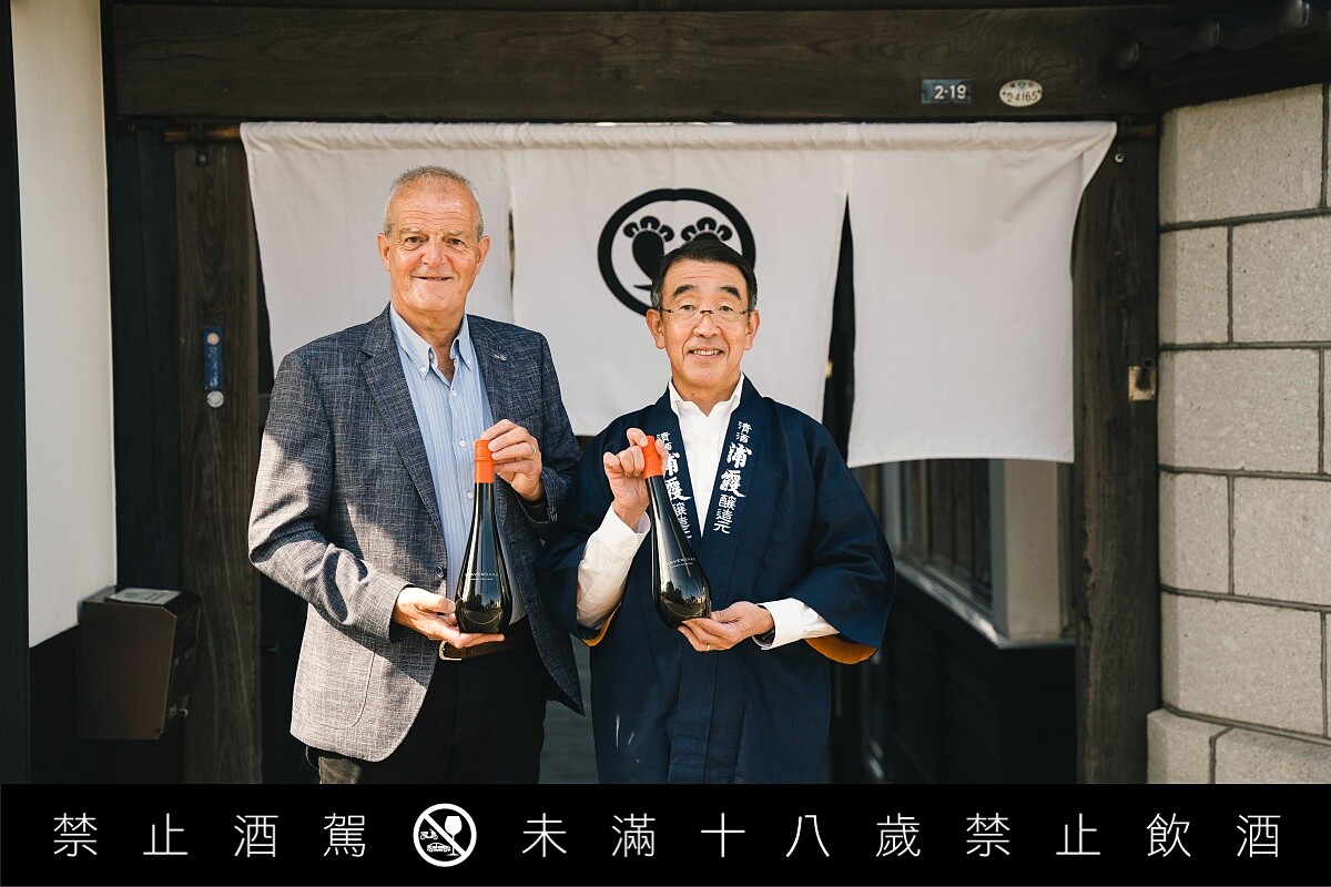 R&eacute;gis Camus 與「浦霞」社長佐浦弘一。