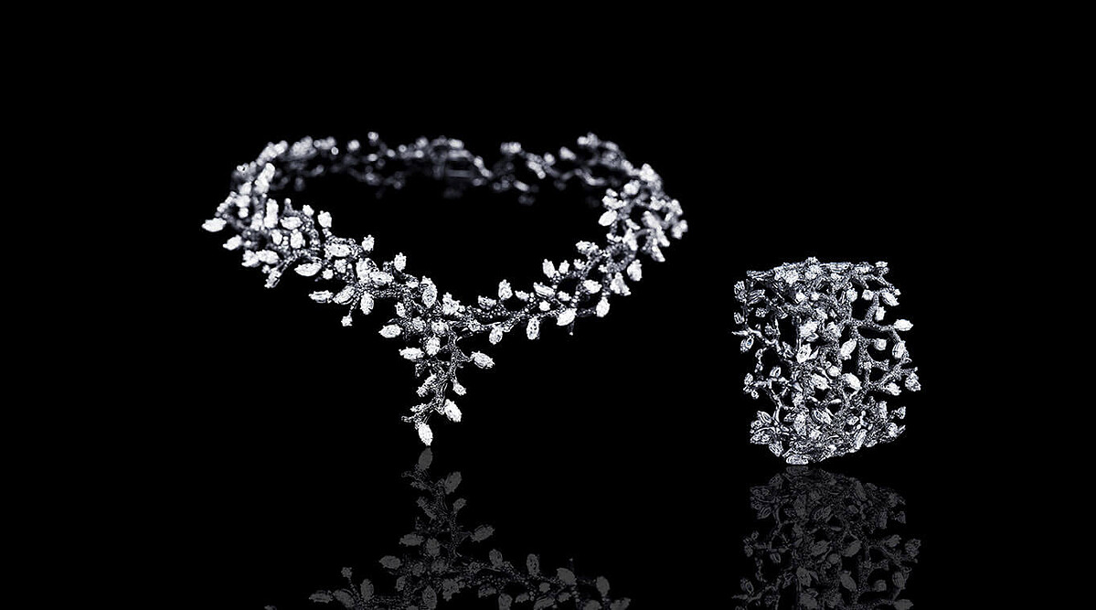 冬季黑白樹枝套鍊與手環，截圖自Cindy Chao官網。