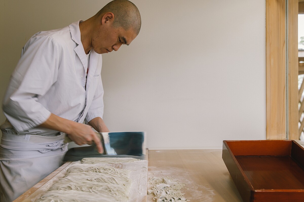 蕎麥麵之神「伊勢 翁」餐廳主廚伊藤愛三郎自製研磨製作蕎麥麵。