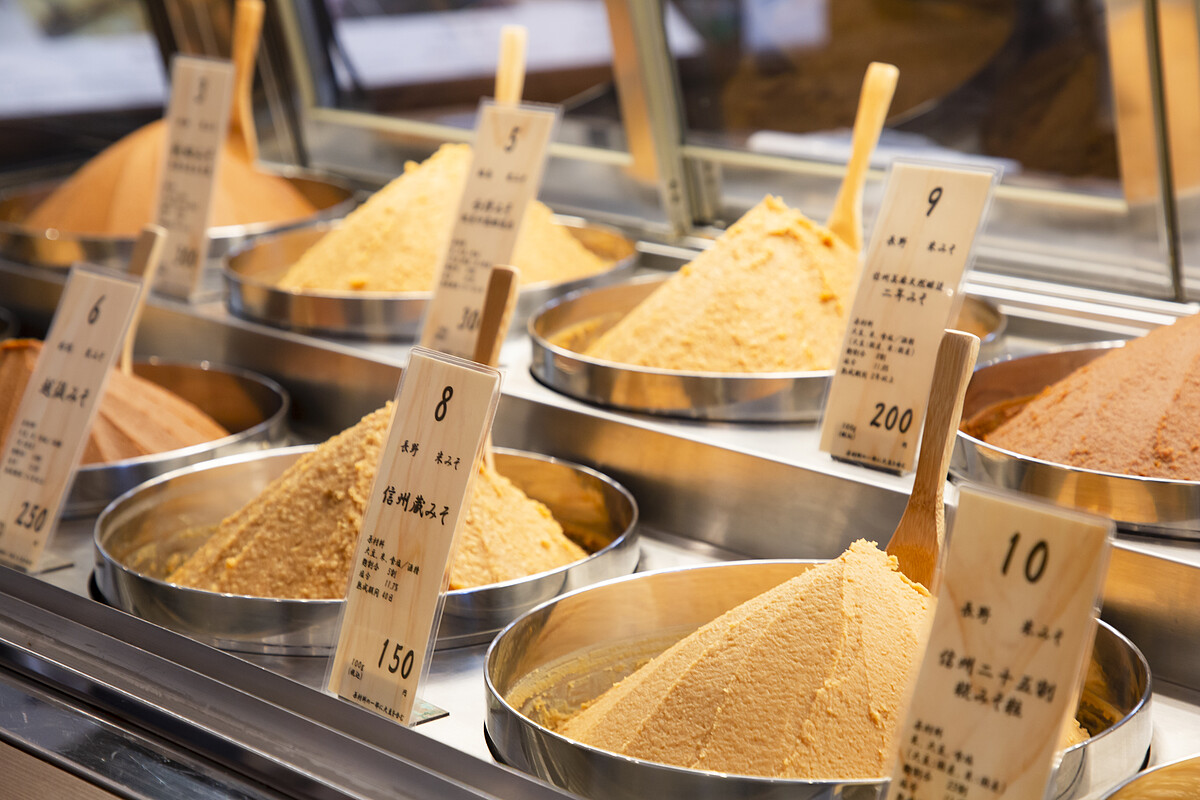 總部設在東京豐洲市場的蔵乃屋，專門販售日本各地的味噌，每天也都會在店內舉辦「味噌手作教室」可以體驗親手製作味噌。