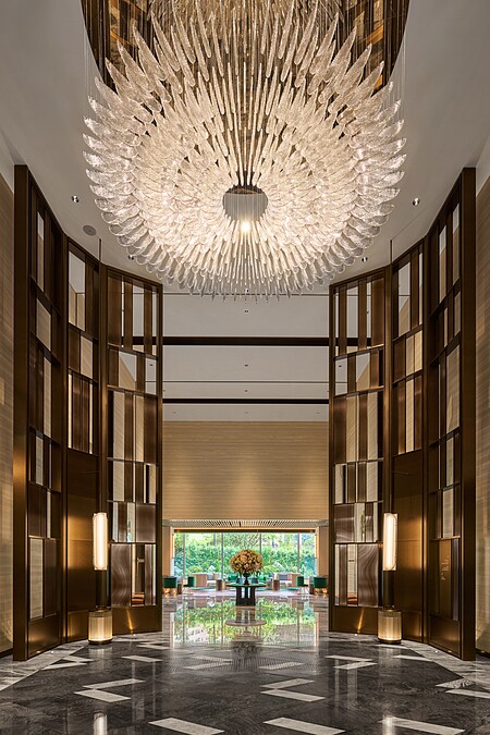 捷克 Lasvit 和藝術家 Petra Krausova 共同創作的大型玻璃吊燈「SUPERNOVA」。